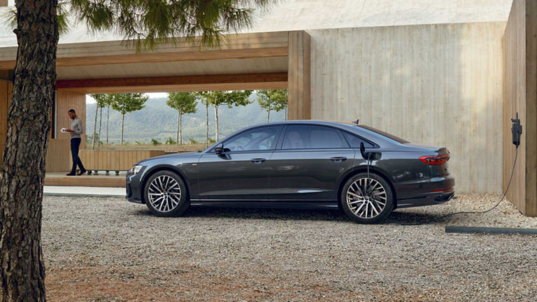 Audi A8 L TFSI e opladning