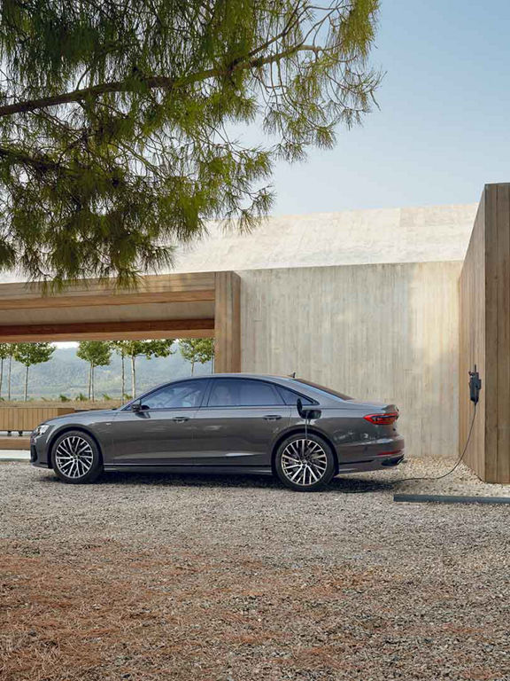 Side view Audi A8 L TFSI e