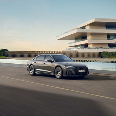 Dynamic front view Audi A8 L TFSI e