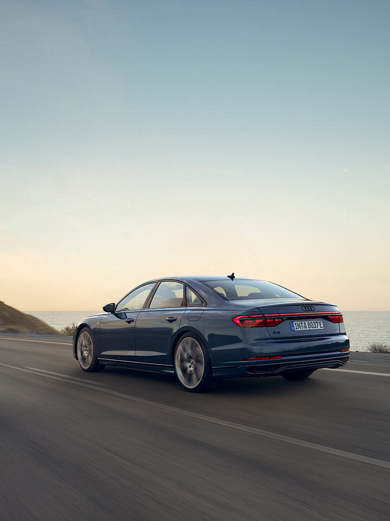 Vue arrière dynamique Audi A8 TFSI e