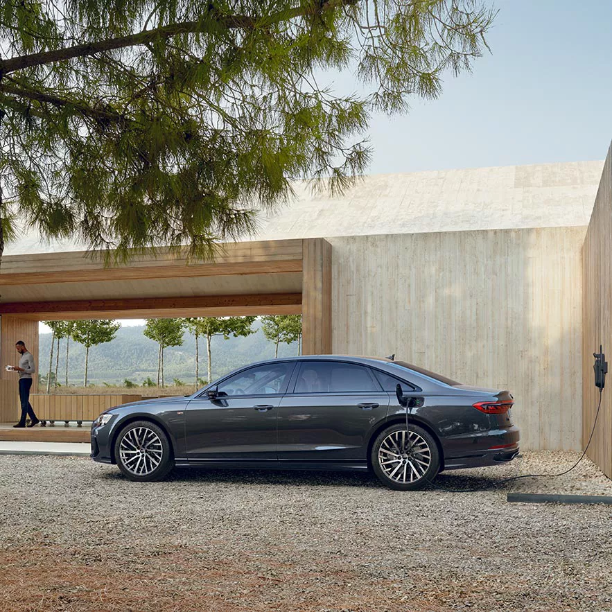 Vue latérale Audi A8 L TFSI e