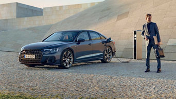Seitliche Frontansicht Audi A8 TFSI e