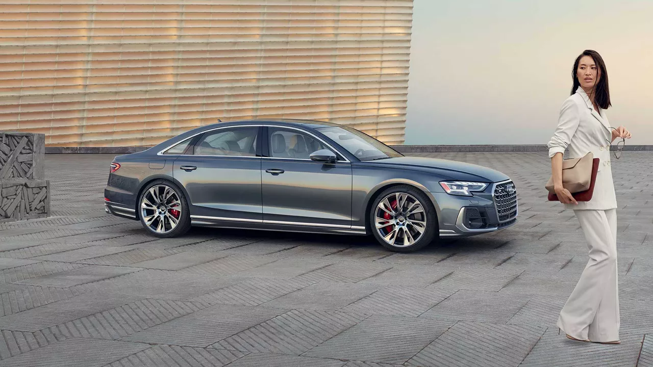 Frau im Anzug steht vor Audi S8