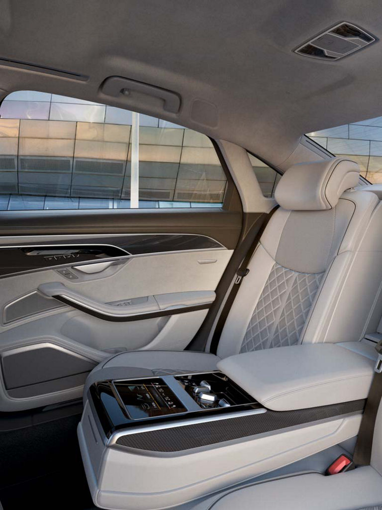 Zetels achteraan Audi S8