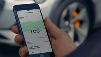 Mobilskjerm som viser ladenivå til bil