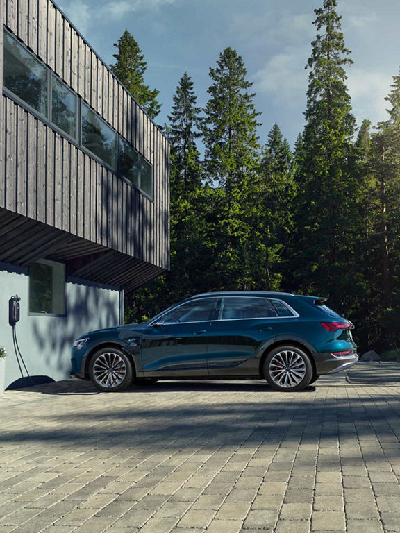 Side view Audi e-tron