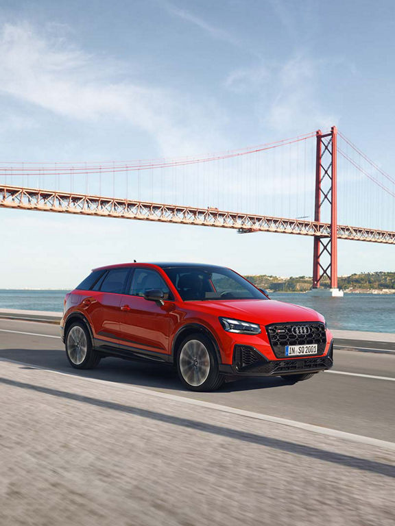 Audi SQ2 mit einer Brücke im Hintergrund