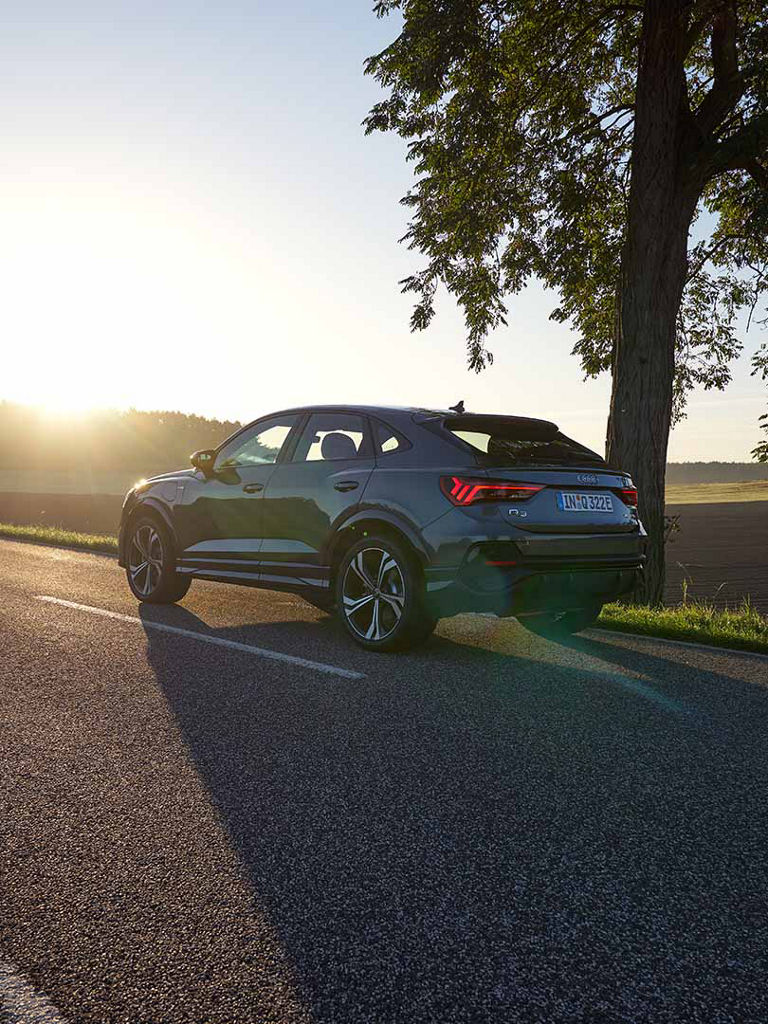 Foto de la parte trasera del Audi Q3 Sportback TFSIe híbrido enchufable.  