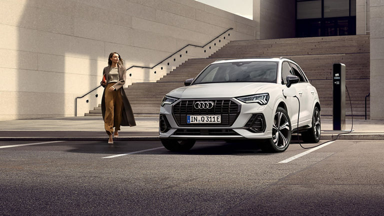 Vista frontale Audi Q3 TFSI e