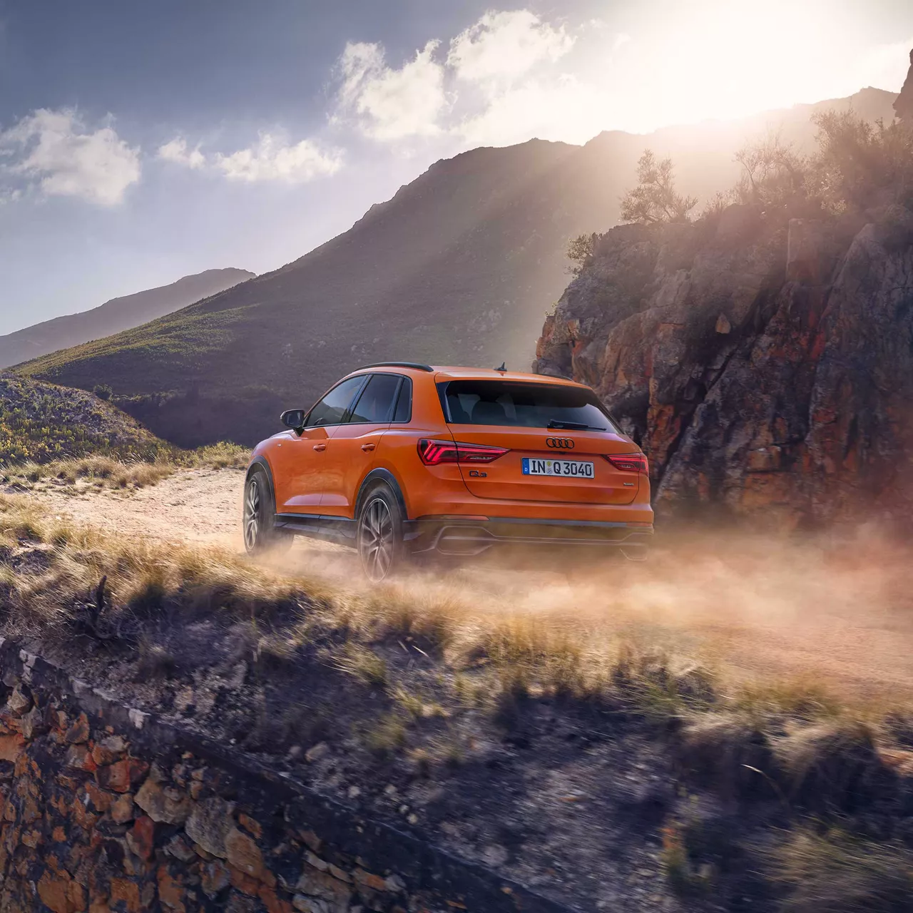 Ein orangener Audi in der Landschaft
