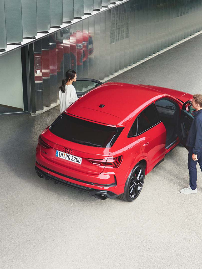 Foto del exterior de un Audi RS Q3 Sportack en rojo tango metalizado visto desde arriba. 
