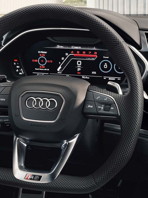 Foto del volante multifunción del Audi RS Q3 y el Audi virtual cockpit plus.  