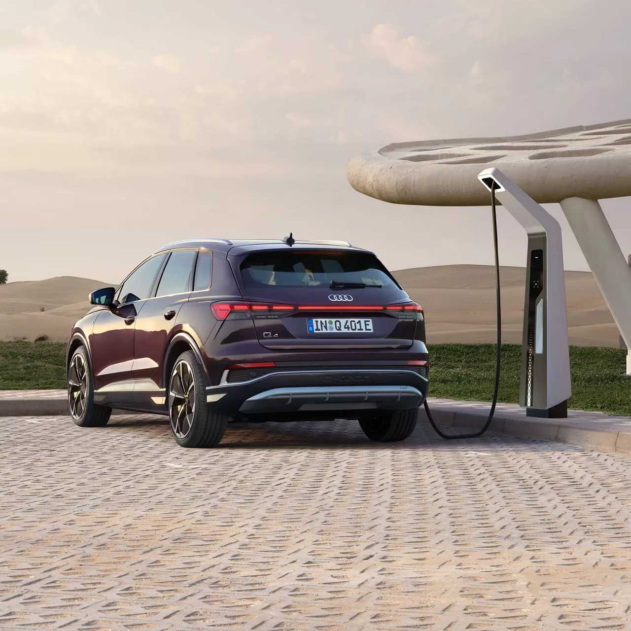 Audi Q4 e-tron cargando en punto de carga en Canarias
