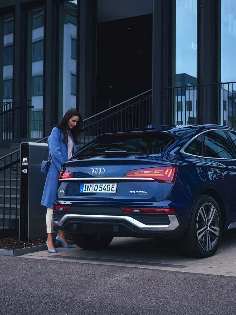 Publiek laden Audi Q5 Sportback TFSI e