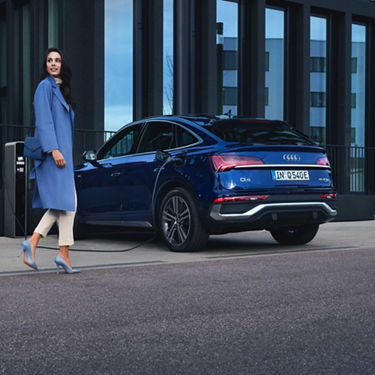 Audi Q5 Sportback TFSI e aan de laadpaal