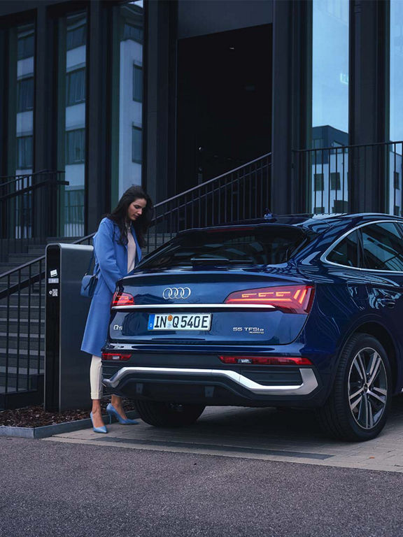 Foto de la carga fuera de casa de un Audi híbrido enchufable.