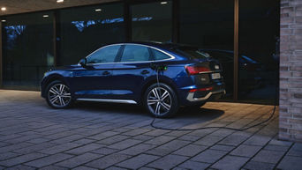Seitliche Ansicht Audi Q5 Sportback TFSI e