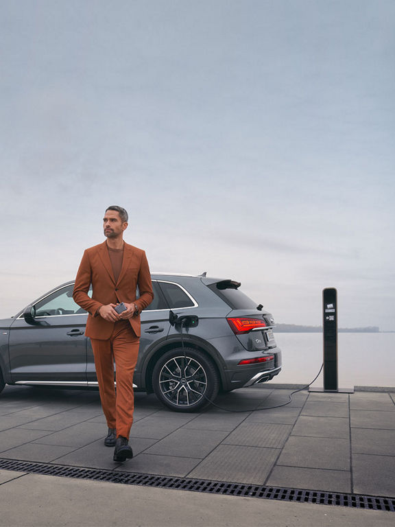 Q5 TFSI e charges at public charging station