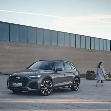 Audi Q5 side view with one model 