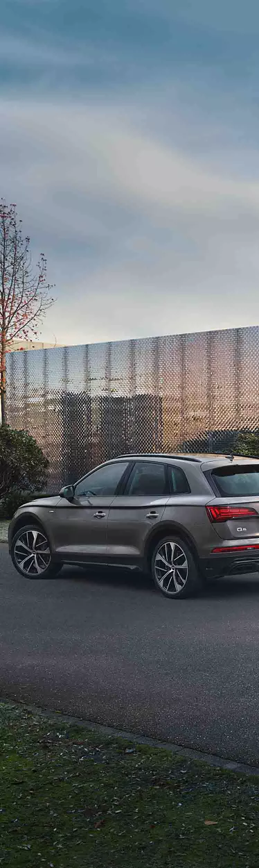 Audi Q5 side view with one model 