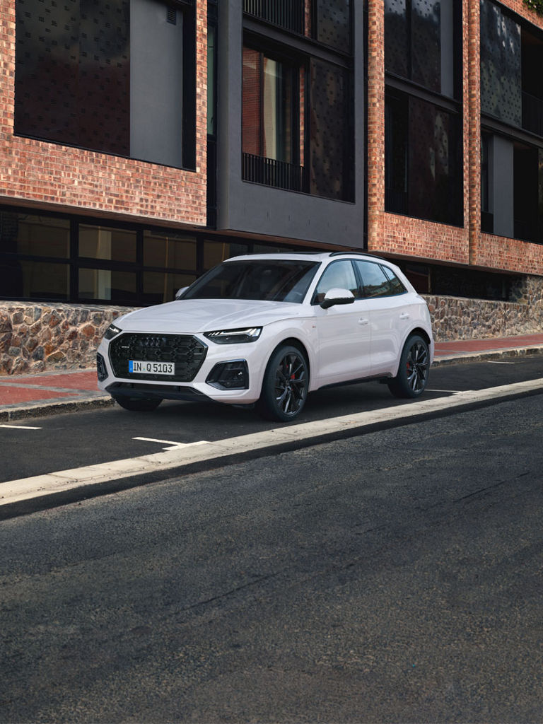 Side front view Audi Q5