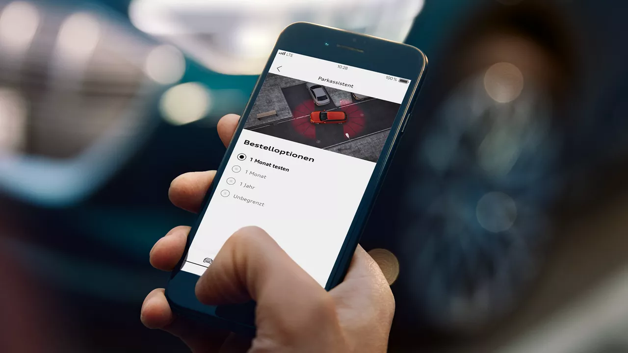 Mann hält Smartphone mit geöffneter myAudi App in der Hand