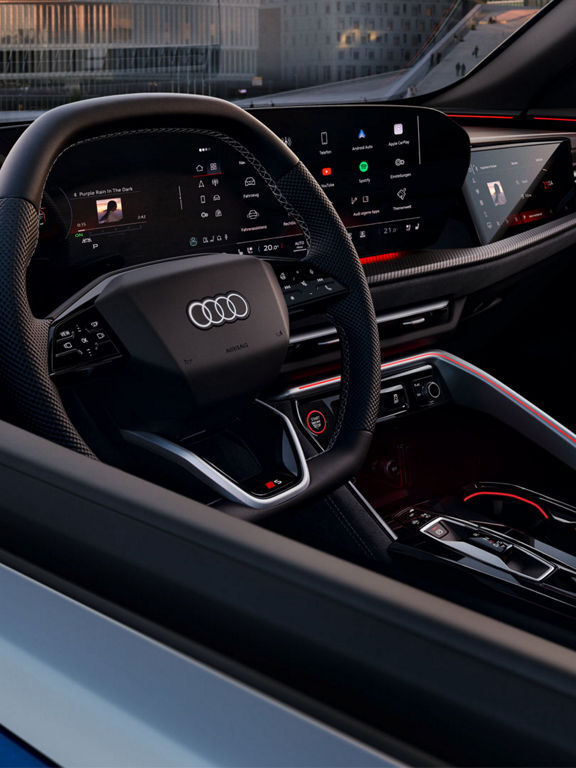 Audi SQ5 SUV Panorama display