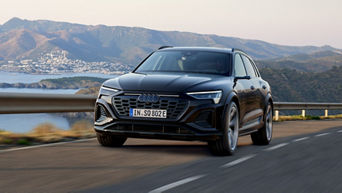 Dynamic front view Audi SQ8 e-tron