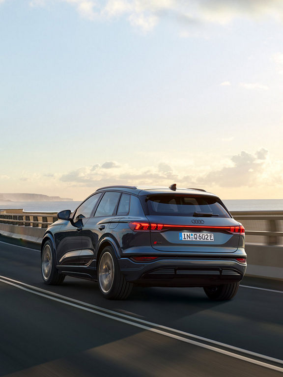 Visão traseira dinâmica Audi Q6 SUV e-tron