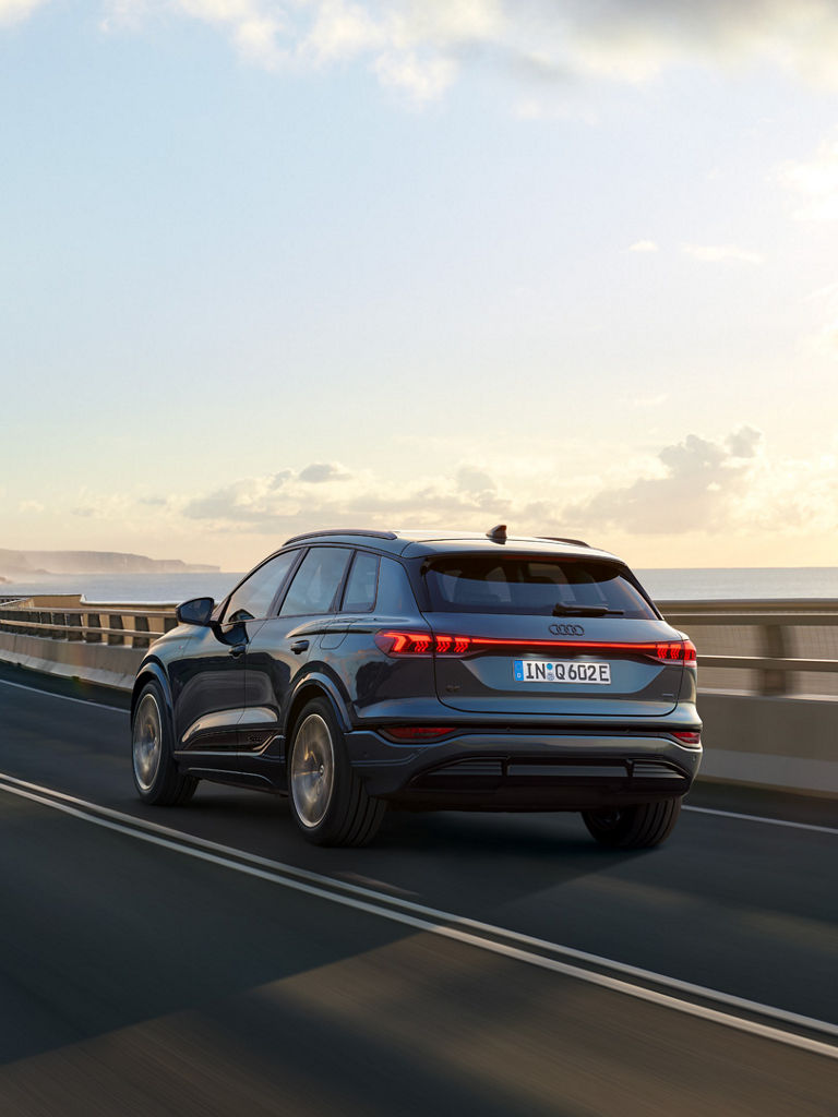 Dynamische Heckansicht Audi Q6 SUV e-tron