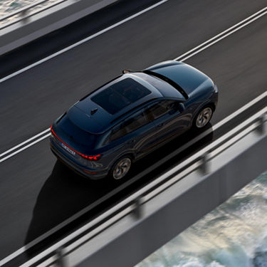 Dynamische Seitenansicht Audi Q6 SUV e-tron
