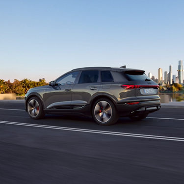 Dynamische Seitenansicht Audi Q6 SUV e-tron