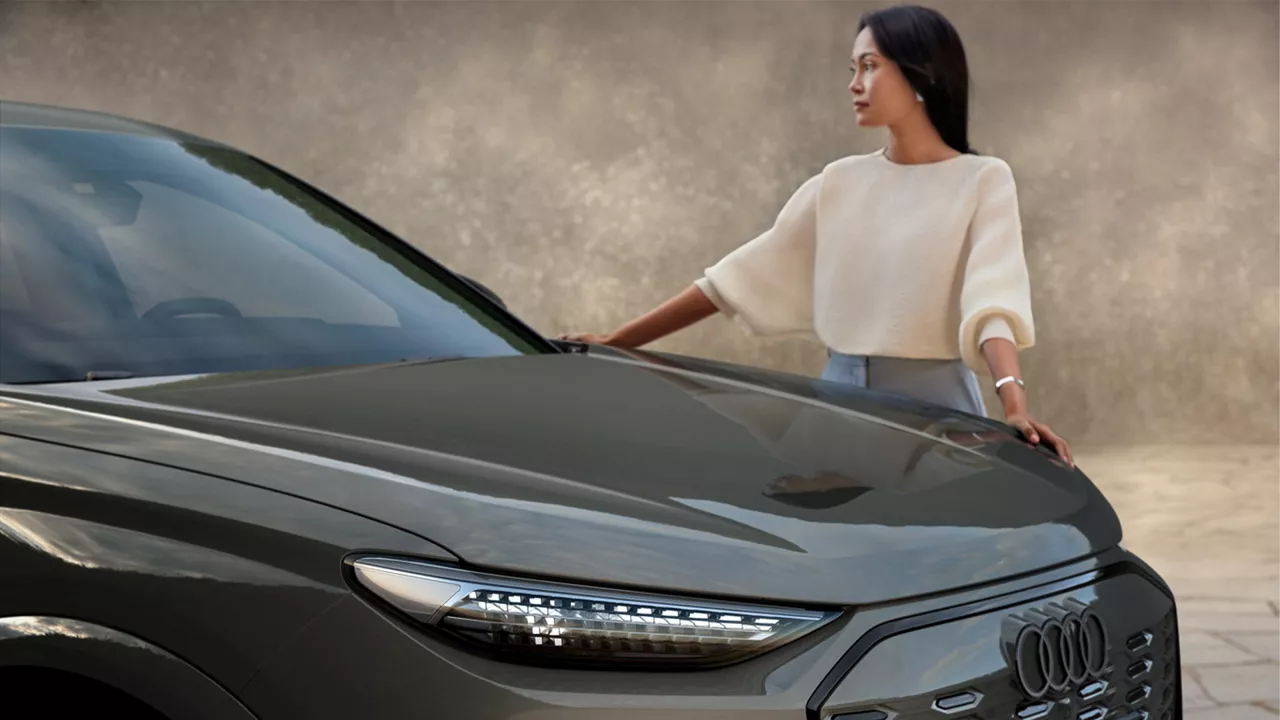 Audi Q6 Sportback e-tron dame am auto seitenansicht