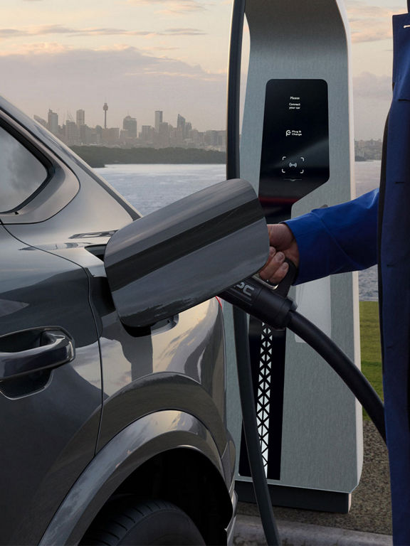 Audi Q6 Sportback e-tron laddas vid en laddstation