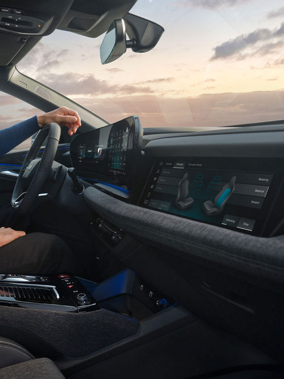 Foto de las pantallas interiores del SUV eléctrico Audi Q6 Sportback e-tron.