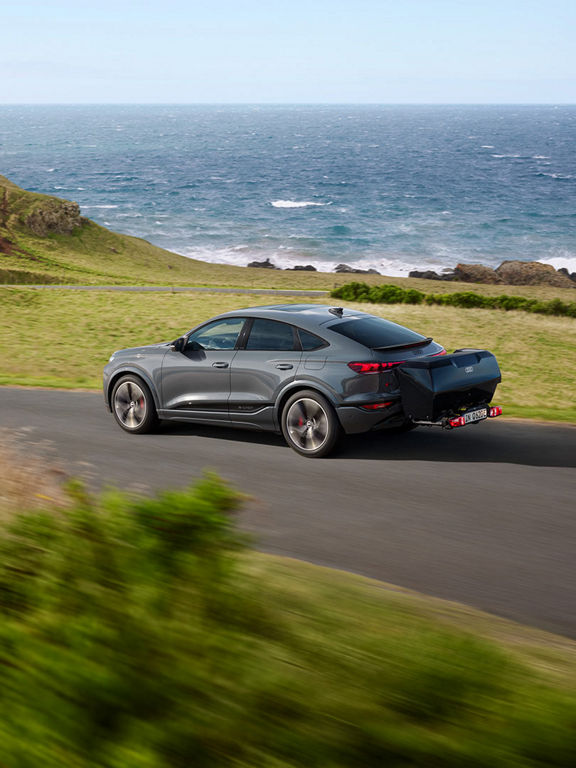 Audi Q6 Sportback e-tron med fastmonterad förvaringsbalja som rymmer 300 liter extra förvaringsutrymme