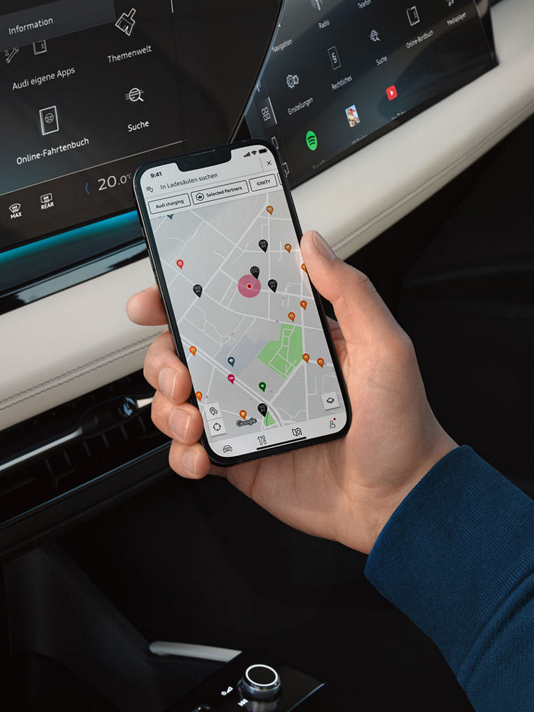 Samrtphone mit geöffneter myAudi App