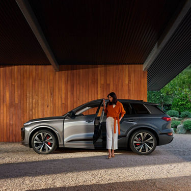 Side view Audi SQ6 SUV e-tron