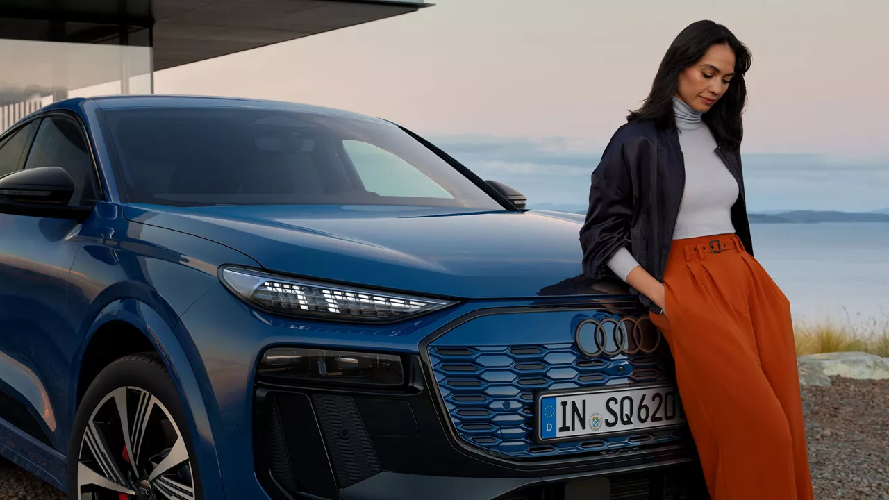 Audi Q6 Sporatback e-tron dame lehnt man wagen an Elektrovorteile