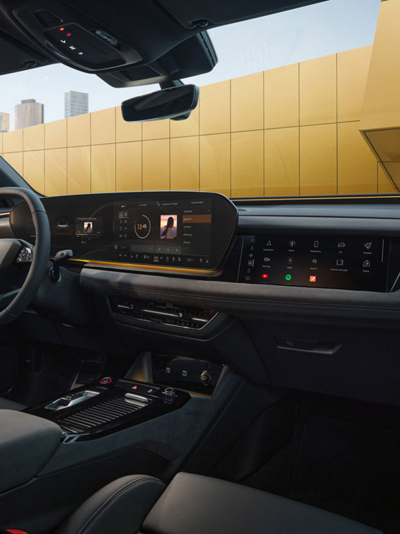 Audi Q6 Sportback e-tron, OLED-displayer med Audi virtual cockpit plus (11,9 tum) och MMI-mittdisplay (14,5 tum)