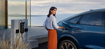 Eine Frau lädt ihren Audi e-tron 