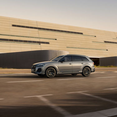 Dynamiczny widok z boku Audi Q7 TFSI e