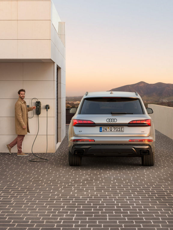 Audi Q7 TFSI e en train de charger