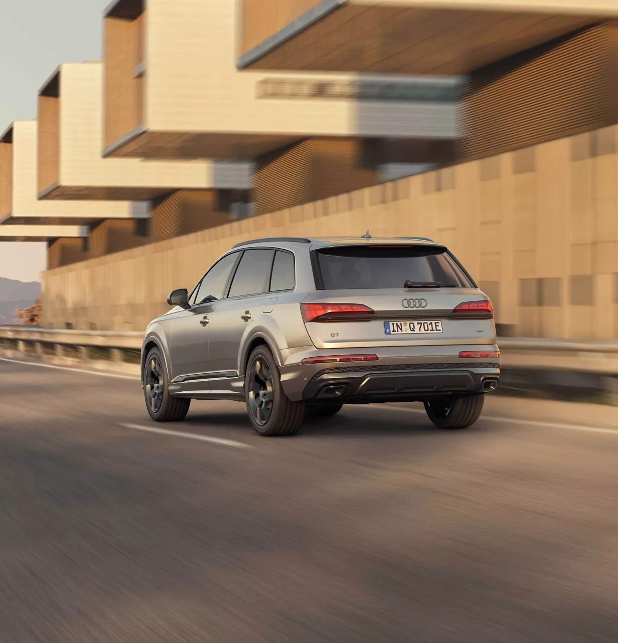 Audi Q7 TFSI e kör på en väg
