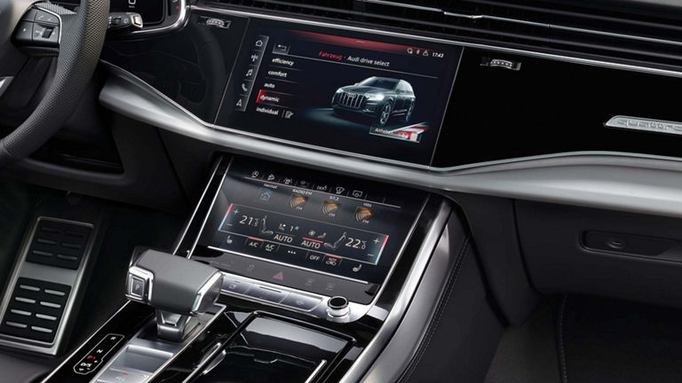Audi Q7 interior design with focus on the cockpit