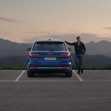 Vista posteriore del SUV Audi Q7.