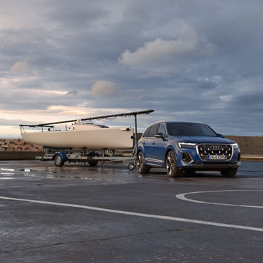 SUV Audi Q7 con rimorchio.