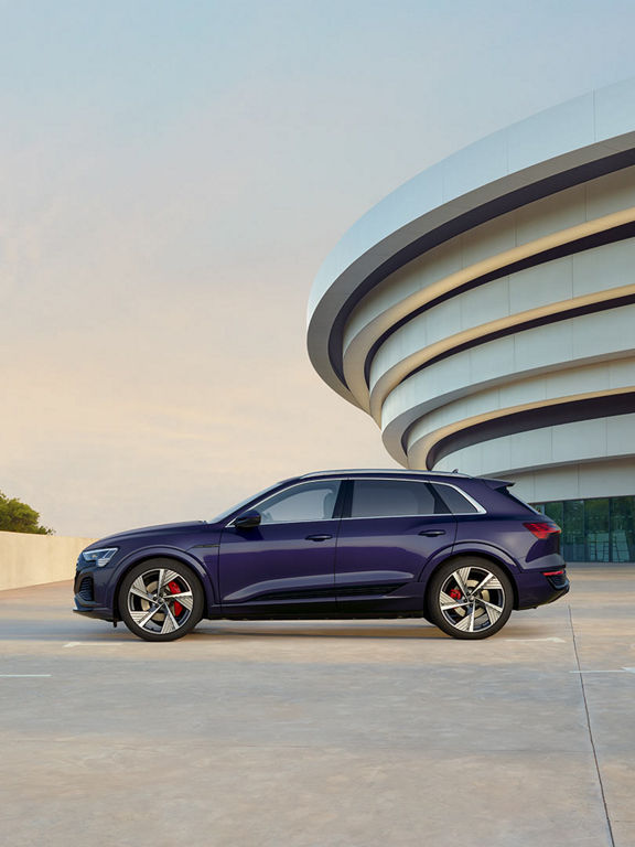 Foto de un Audi Q8 e-tron personalizado con Audi exclusive.