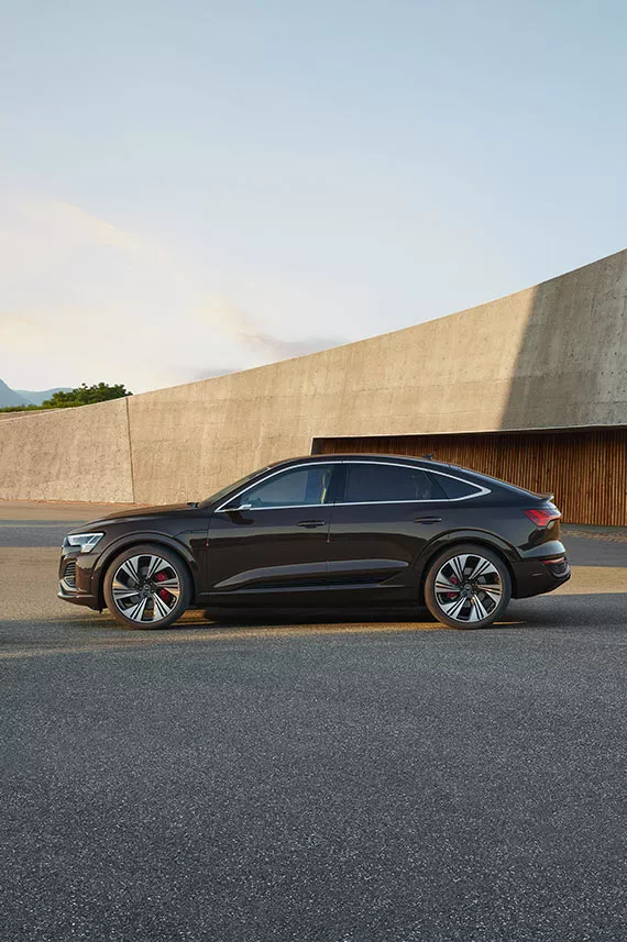 Audi Q8 Sportback e-tron sivulta