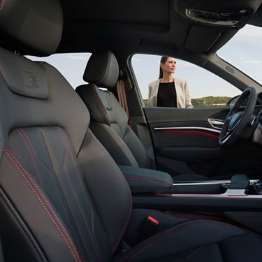 Sportsseter med røde sømmer i Audi Q8 e-tron